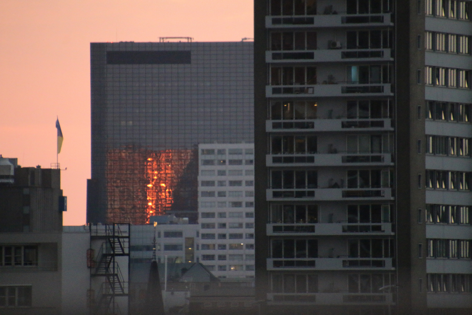 Die  untergehende Sonne Spiegelt sich im Hochhaus