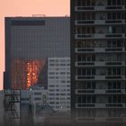 Die  untergehende Sonne Spiegelt sich im Hochhaus