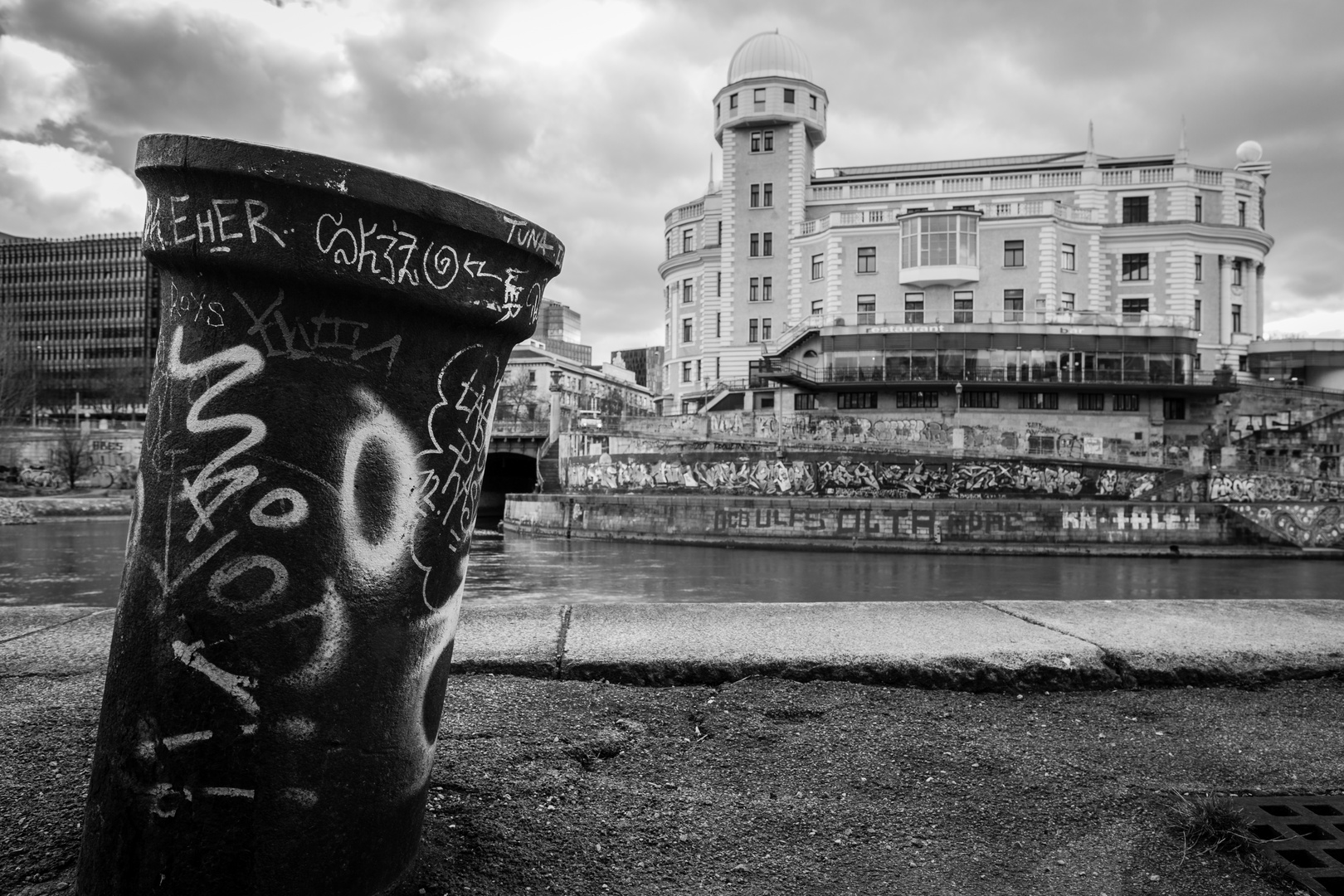 Die Urania am Donaukanal