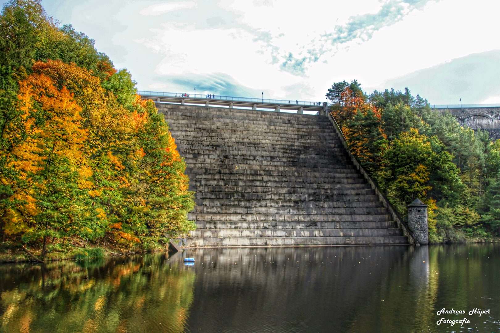 Die Urftseestaumauer im goldenen Oktober