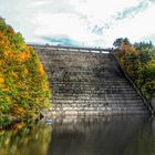 Die Urftseestaumauer im goldenen Oktober