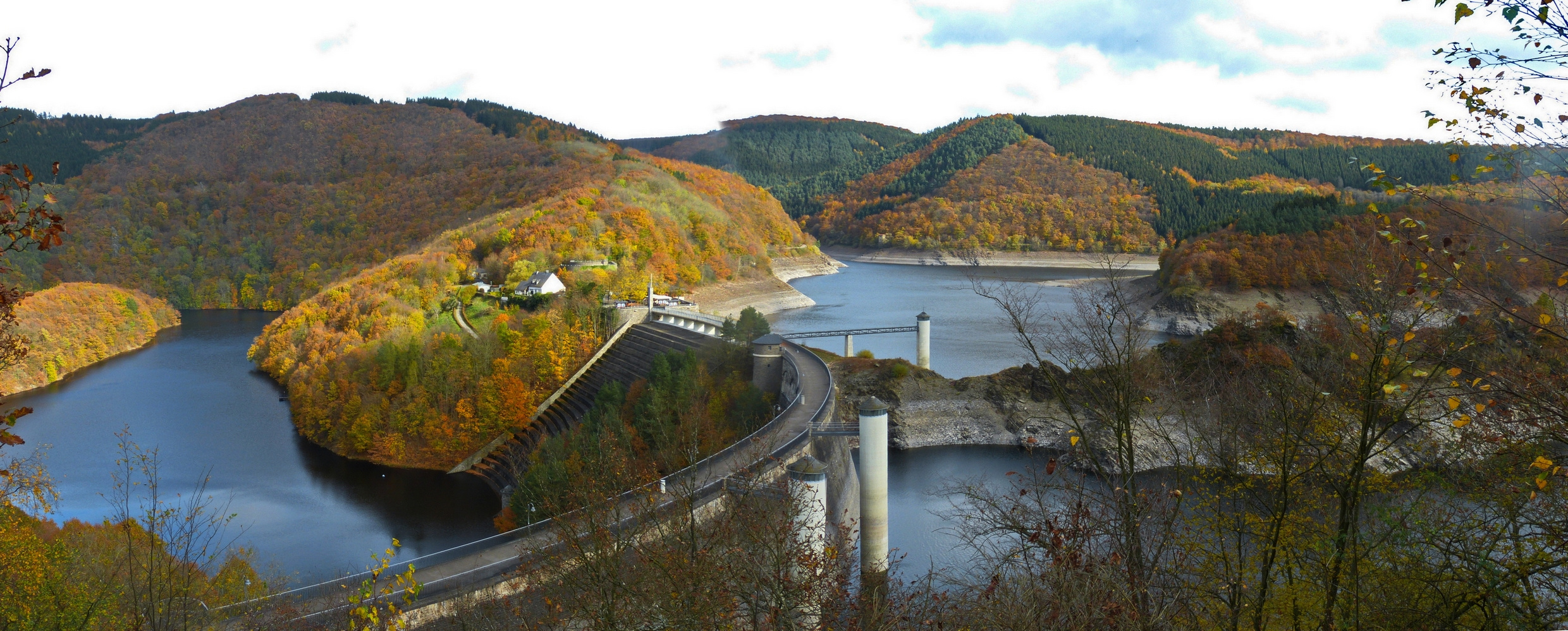 die Urftstaumauer im Herbst