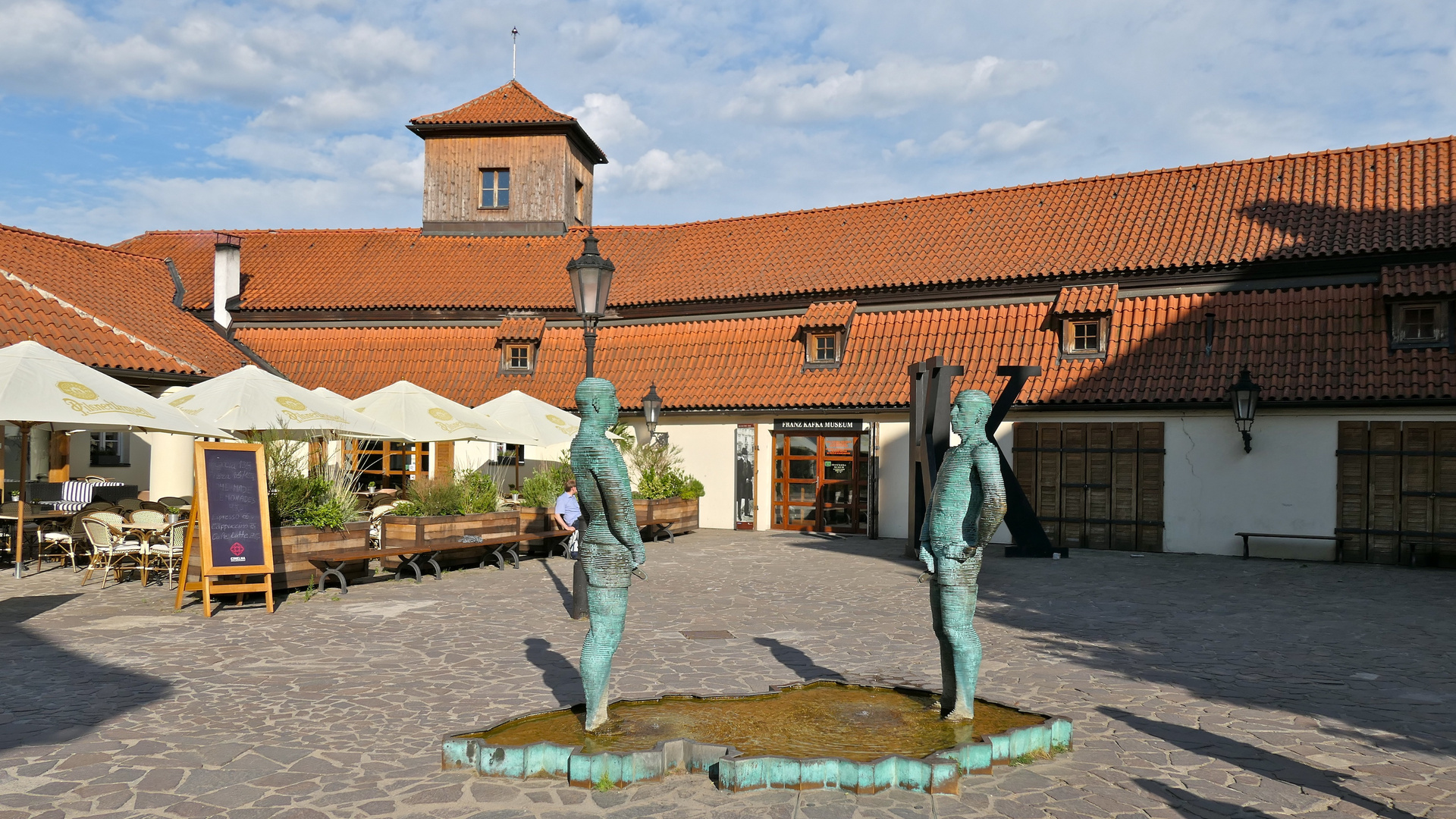 Die urinierenden Männer im Hof des Kafka-Museums