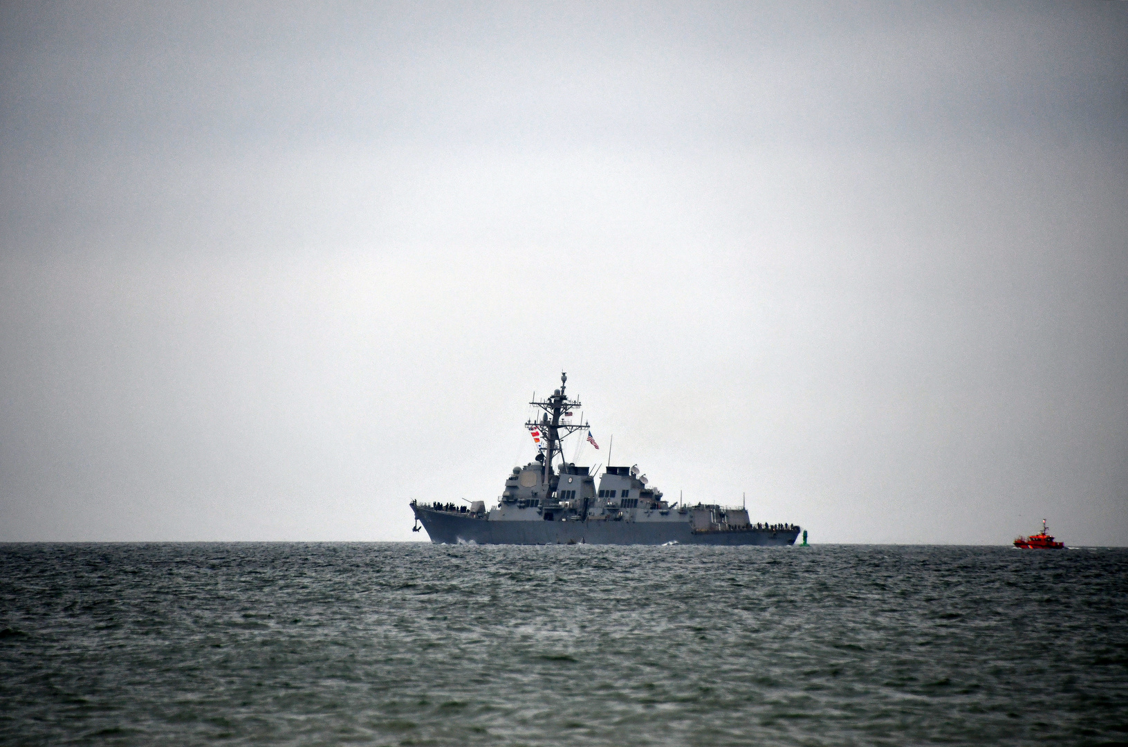 Die USS "Roosevelt" vor Warnemünde