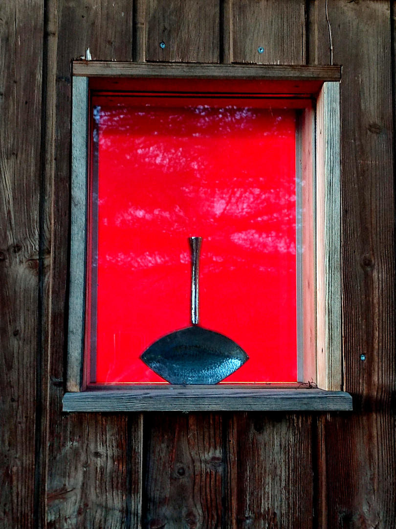 Die Vase im Fenster