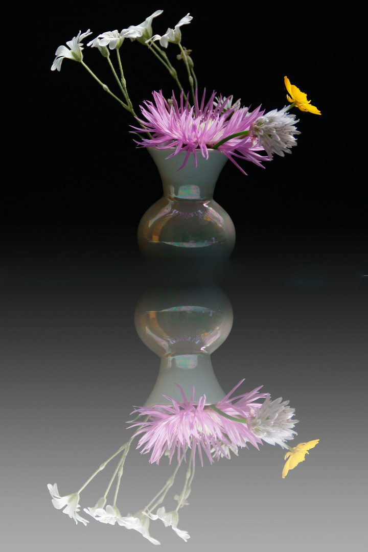  die Vase mit Blümchen