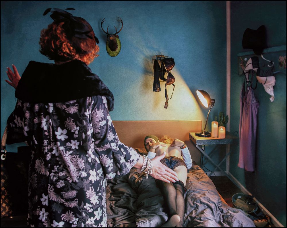 Die verkehrte Frau im Bett +++ Foto & Bild | fun, indoor ...