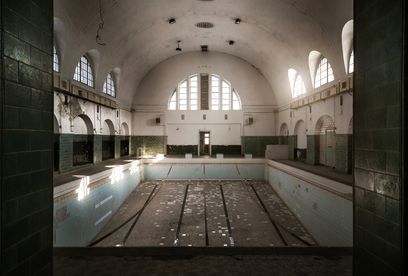 Die verlassene Schwimmhalle in der verbotenen Stadt Wünsdorf