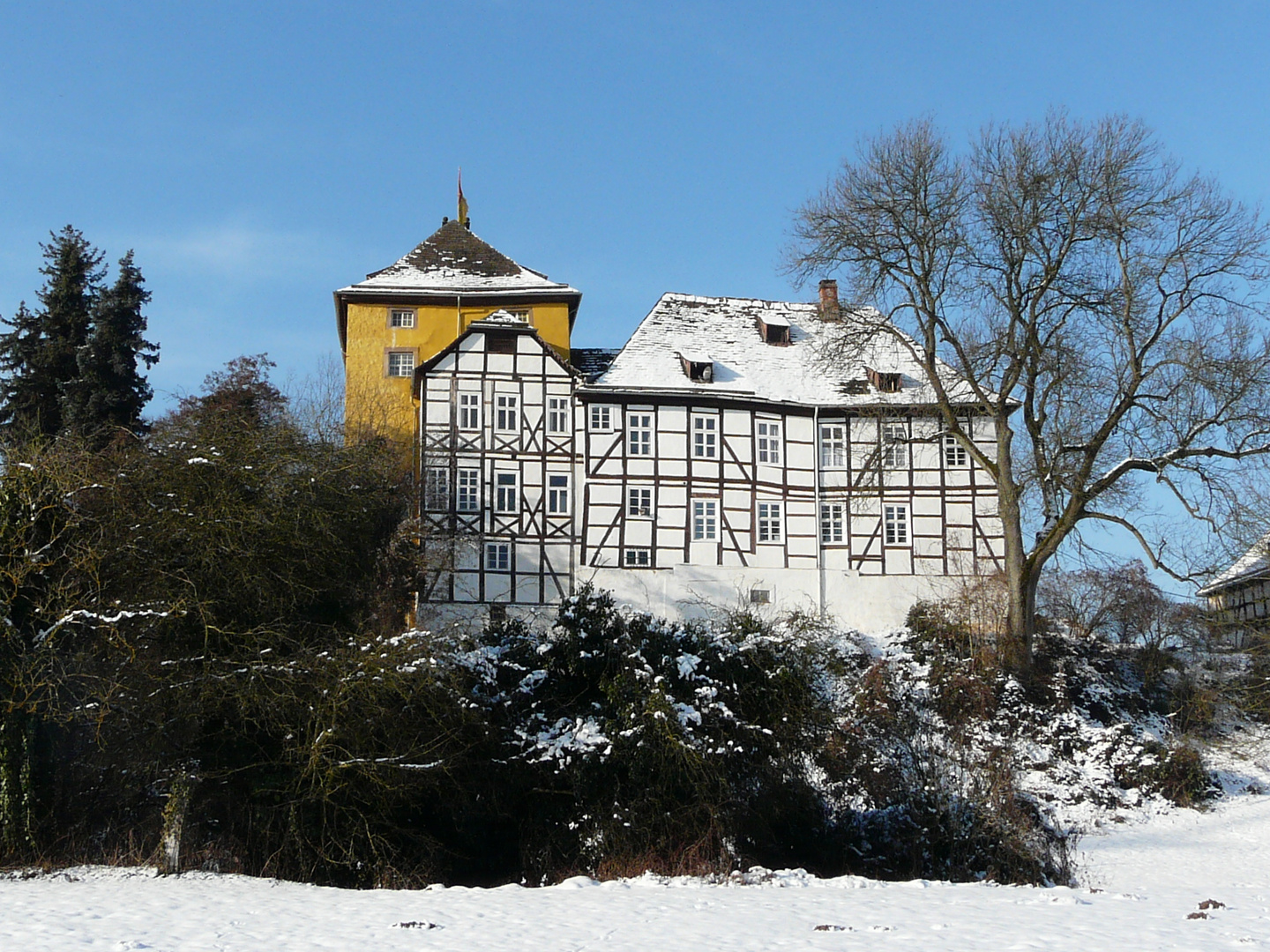 Die verschneite Tonenburg bei Albaxen