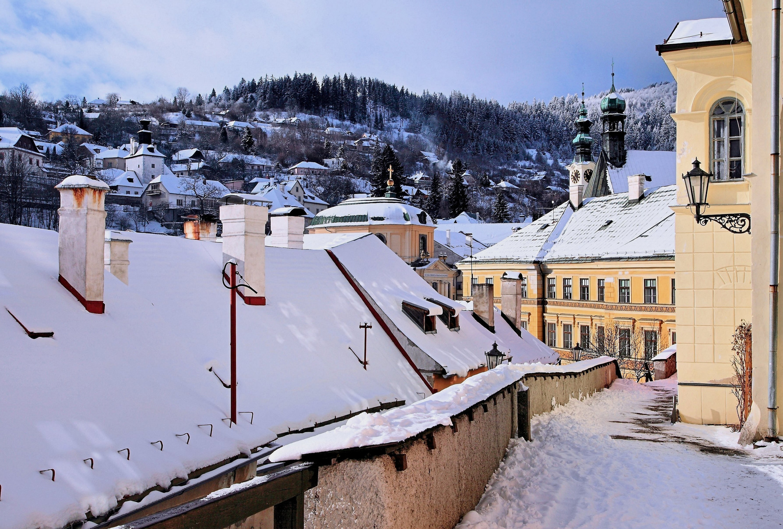 Die verschneiten Dächer von Stiavnica (Slowakei)