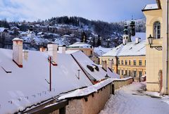 Die verschneiten Dächer von Stiavnica (Slowakei)