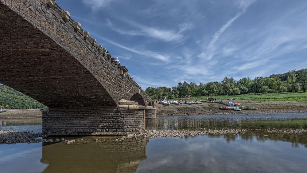 die versunkene alte Brücke von Asel