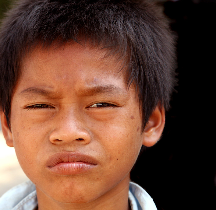 Die Verzweiflung der vergessenen Khmerkinder - Bettlerjunge in Phnom Penh