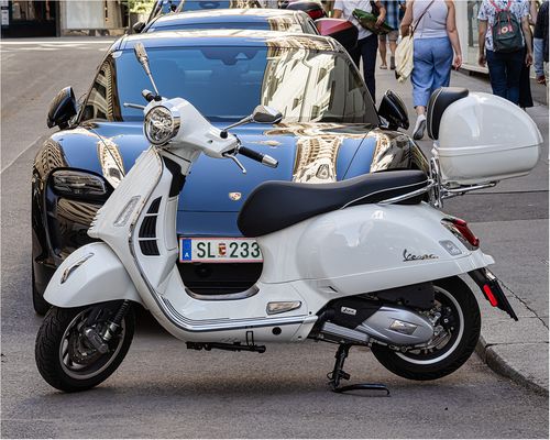 Die Vespa hier nun in Gänze