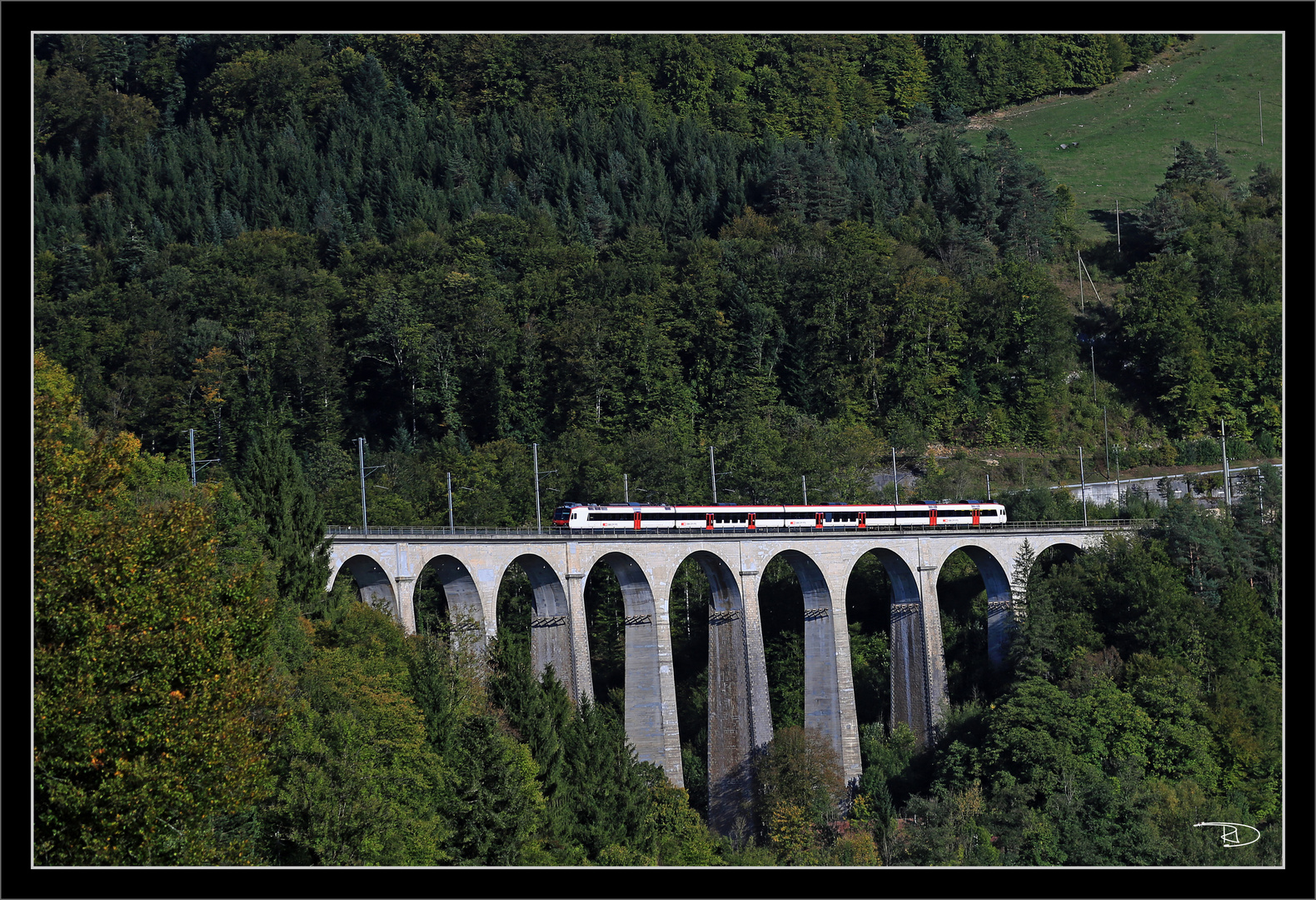 Die vierbogige Steinbrücke aus dem Jahre 1728 in St. Ursanne Jura