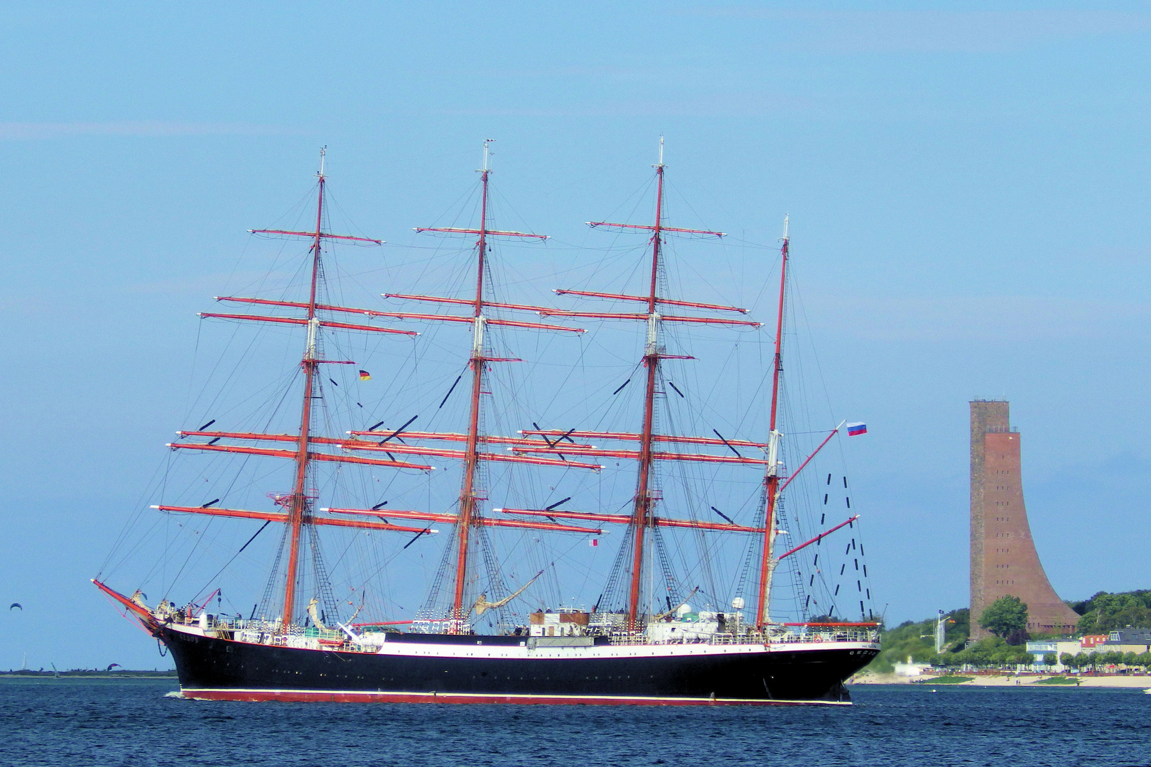 Die Viermastbark SEDOV vor dem Marine-Ehrenmal in Laboe