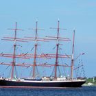 Die Viermastbark SEDOV vor dem Marine-Ehrenmal in Laboe