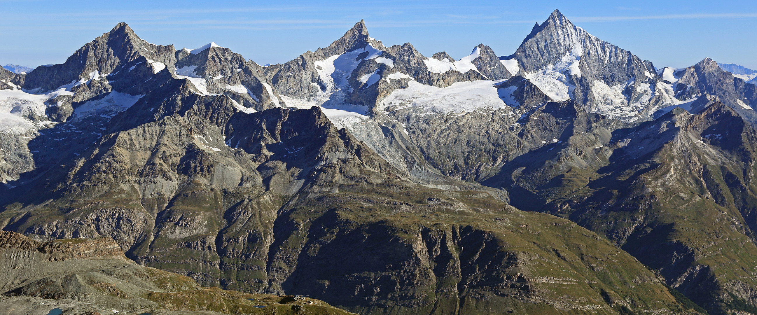 Die Viertausender Kette mit dem herrlichen Weisshorn...