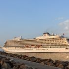 Die "Viking Star" passiert die Warnemünder Westmole