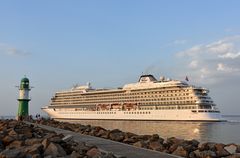 Die "Viking Star" passiert die Warnemünder Westmole