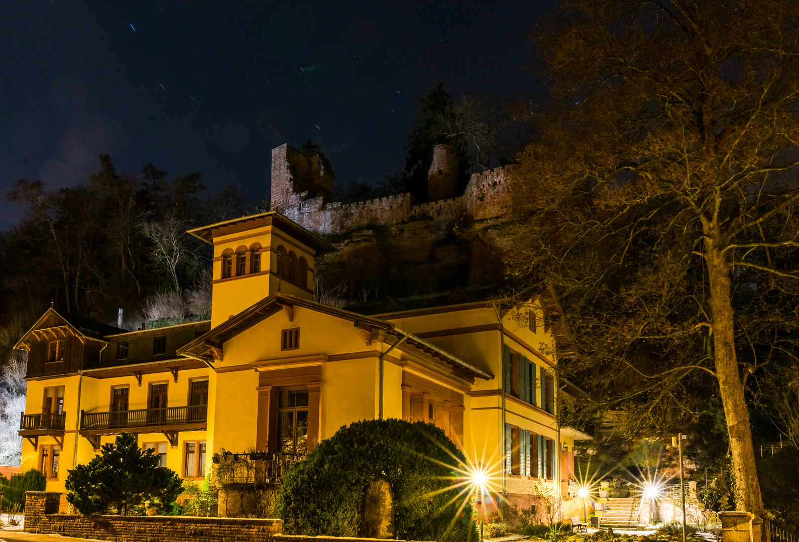 Die Villa Denis mit der Burg Diemerstein