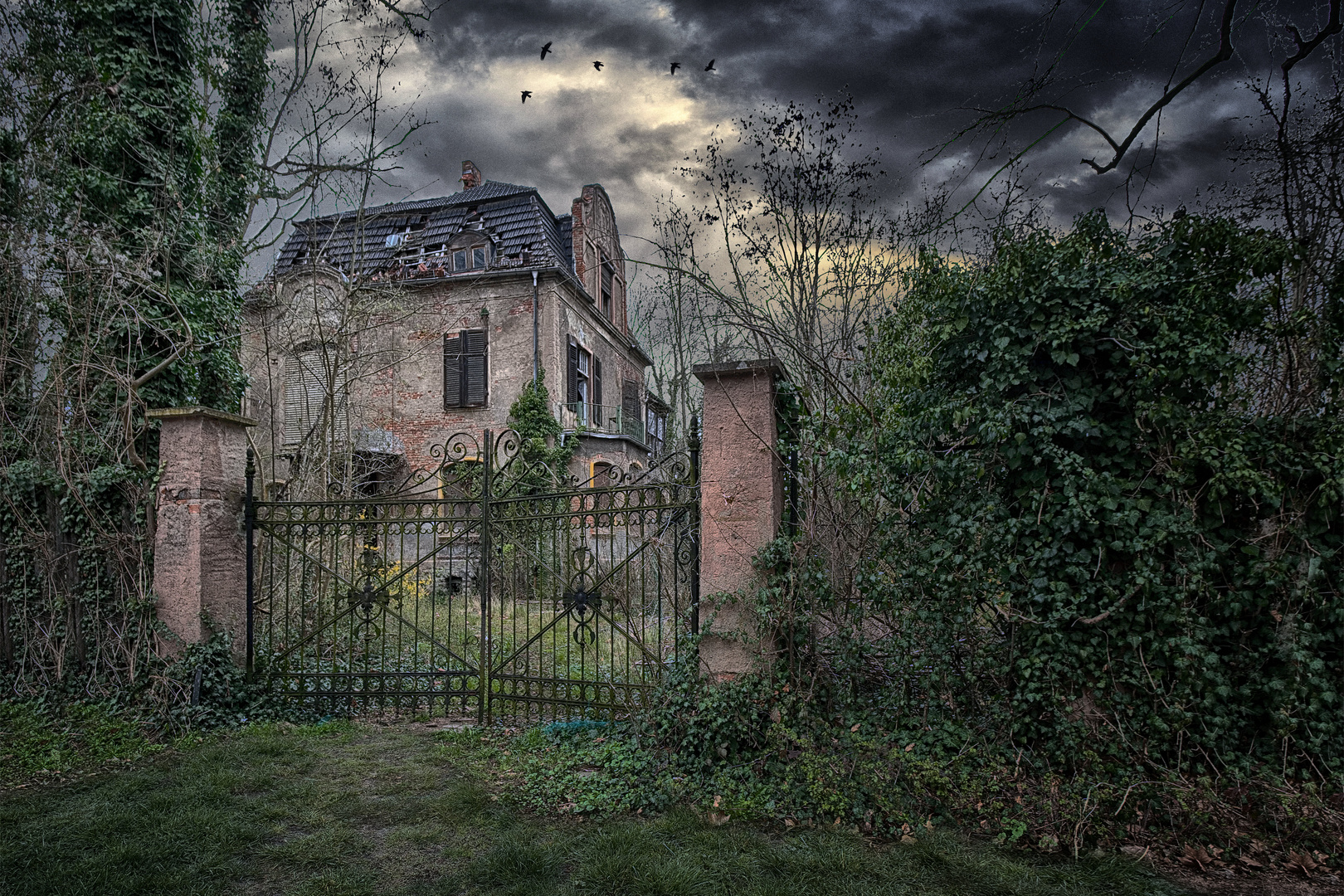 Die Villa hinter dem verschlossenen Tor