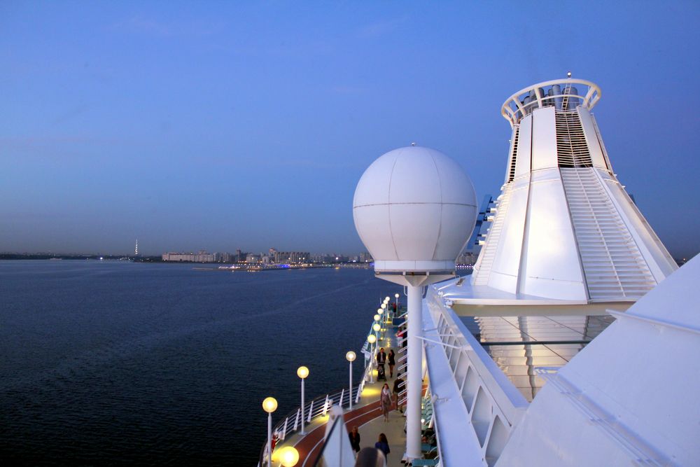 Die Vision of the Seas verlässt St.Petersbug