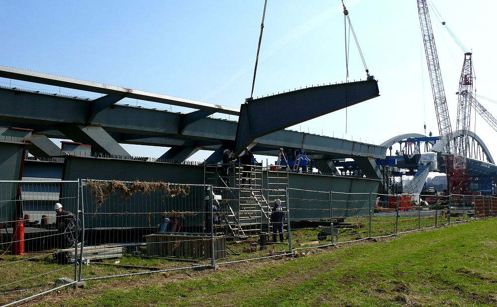 Die vorletzten Handgiffe an der brücke