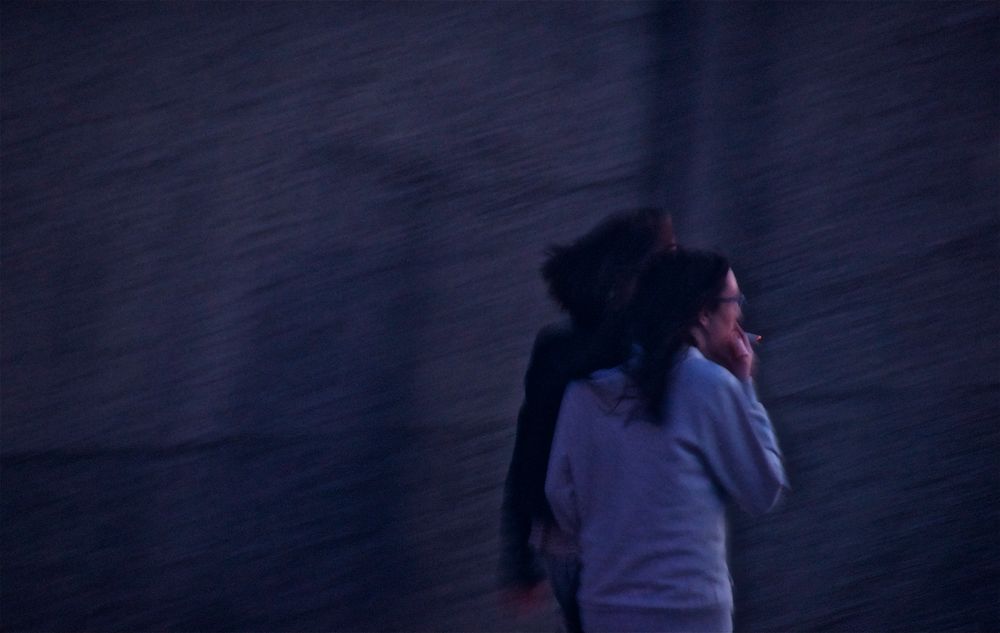 die vorübergegangen rauchende