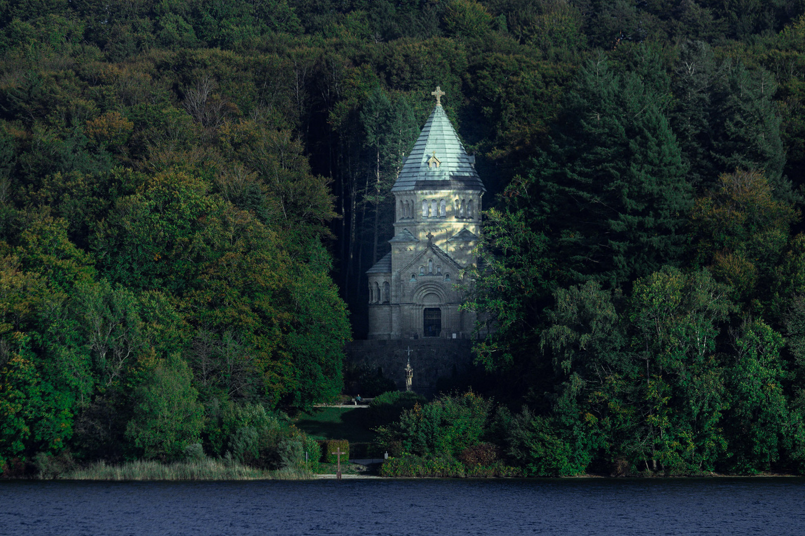 Die Votivkapelle vom See aus