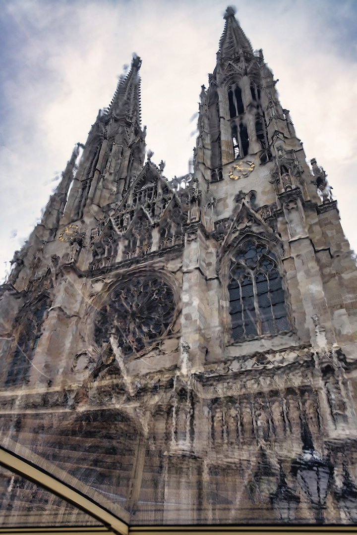 Die Votivkirche in Wien im Regen