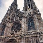 Die Votivkirche in Wien im Regen