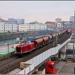 Die Vulkan-Eifel-Bahn über dem Mannheimer Handelshafen