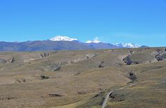 Die Vulkane Ampato (6288m), Sabancaya (5976m, Hualca Hualca (8025m) von links