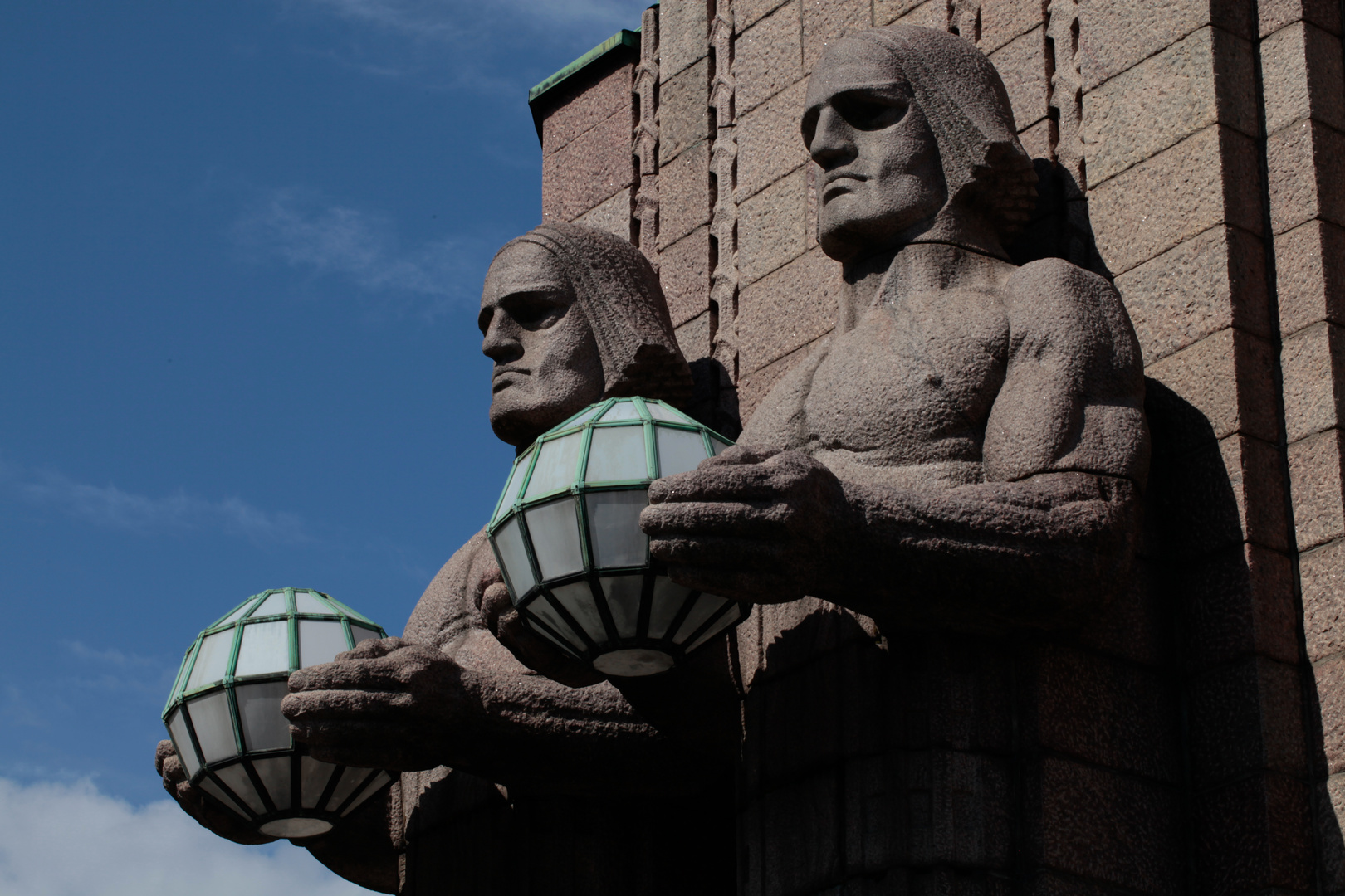 Die Wächter am Bahnhof von Helsinki