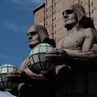 Die Wächter am Bahnhof von Helsinki