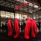 Die Wächter der Zeit vor den Arkaden am Potsdamer Platz