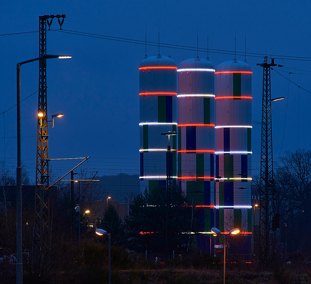 Die Wärmspeicher der Stadt Kaiserslautern zur blauen Stunde. 