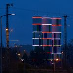 Die Wärmspeicher der Stadt Kaiserslautern zur blauen Stunde. 