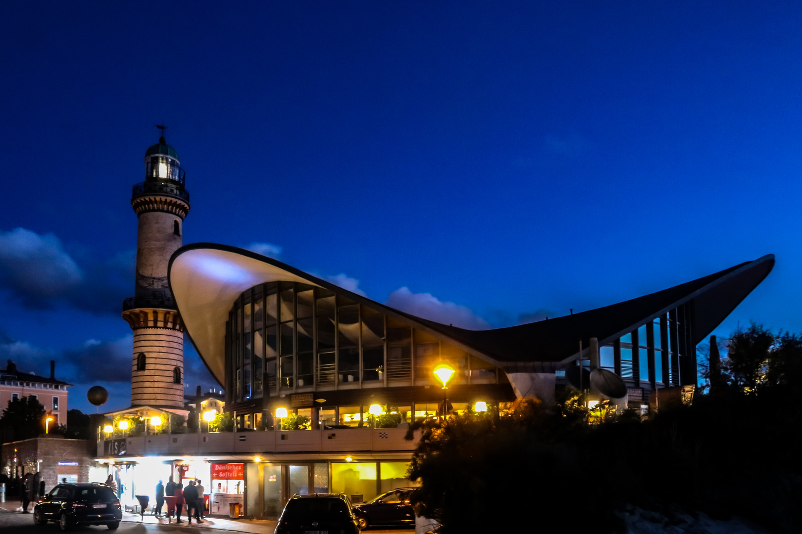 Die Wahrzeichen von Warnemünde zur Blauen Stunde