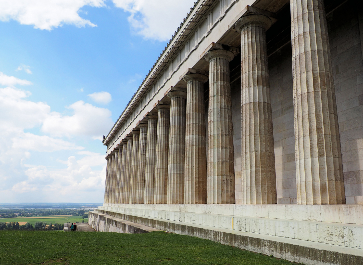 Die Walhalla seitlich...