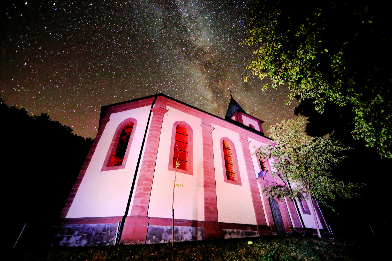 Die Wallfahrtskirche Klüschen Hagis bei Nacht