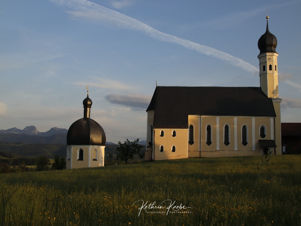 Die Wallfahrtskirche Wilparting in Abendstimung