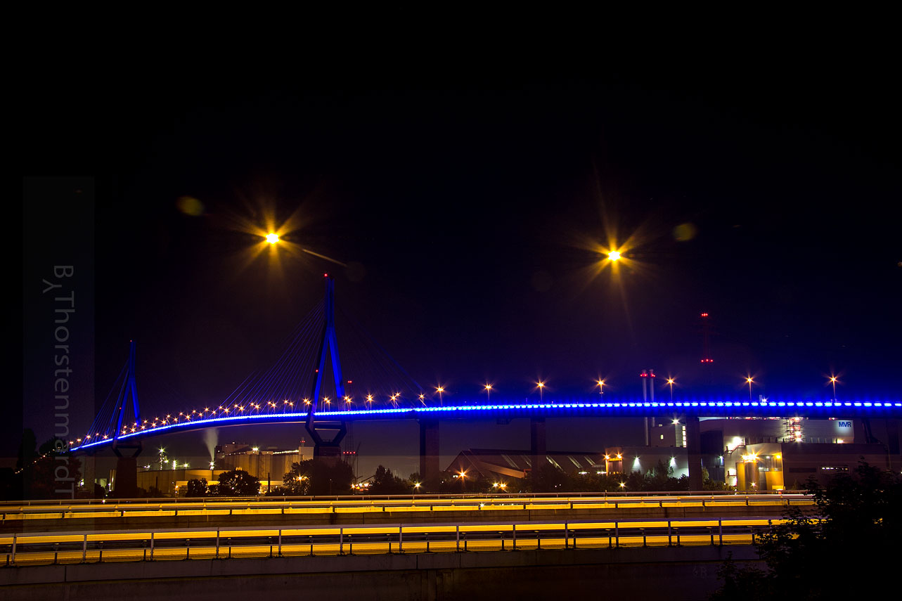 Die Waltershofer Lady - Köhlbrandbrücke in blauer Beleuchtung!