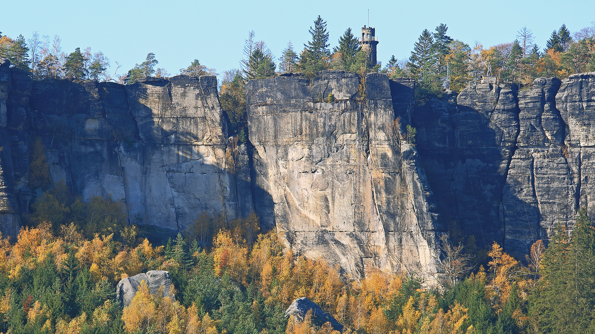 Die Wand des Pfaffensteines, die unter dem Aussichtsturm endet...