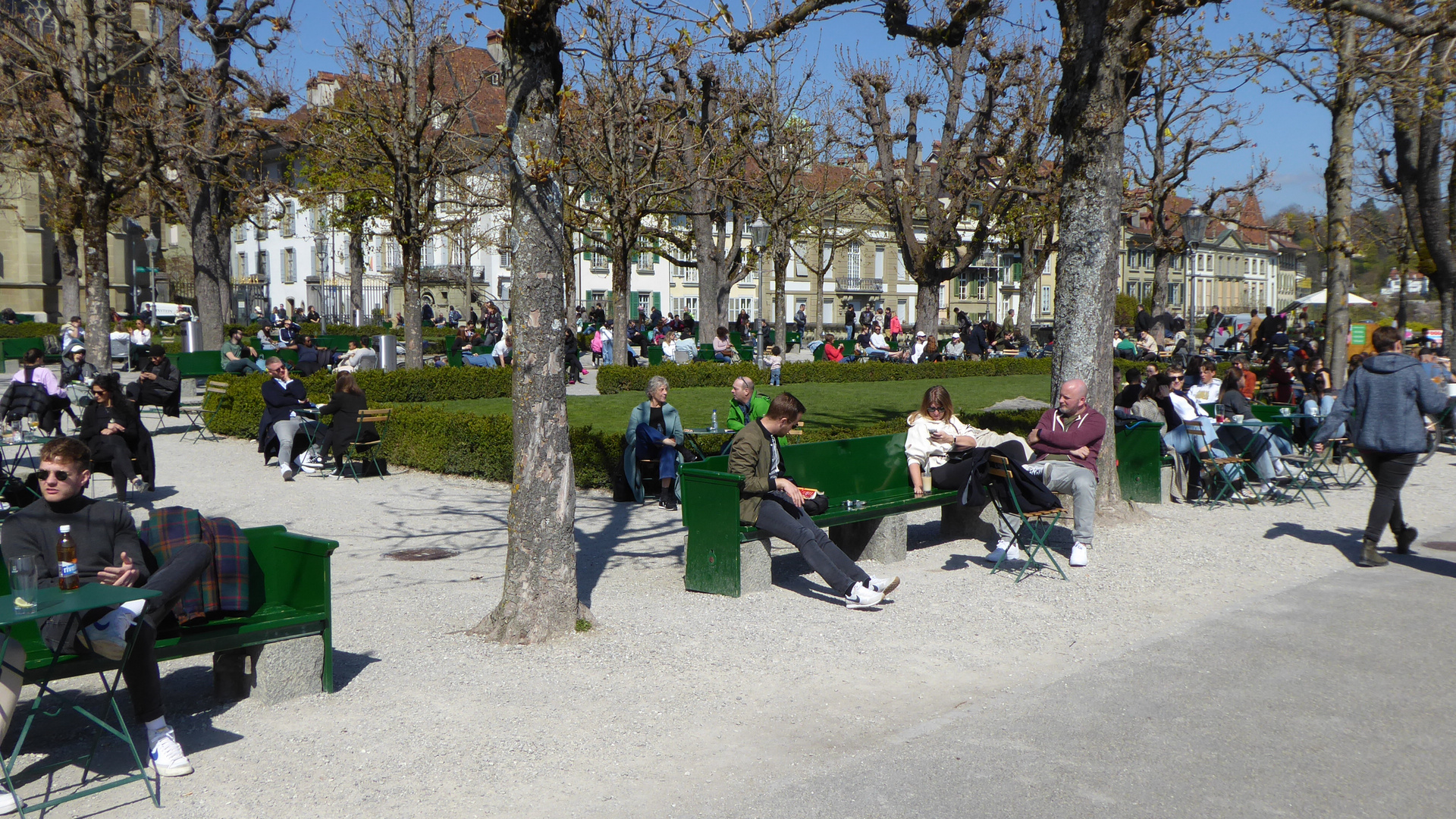 Die warme Frühlingssonne lockt die Leute ins Freie