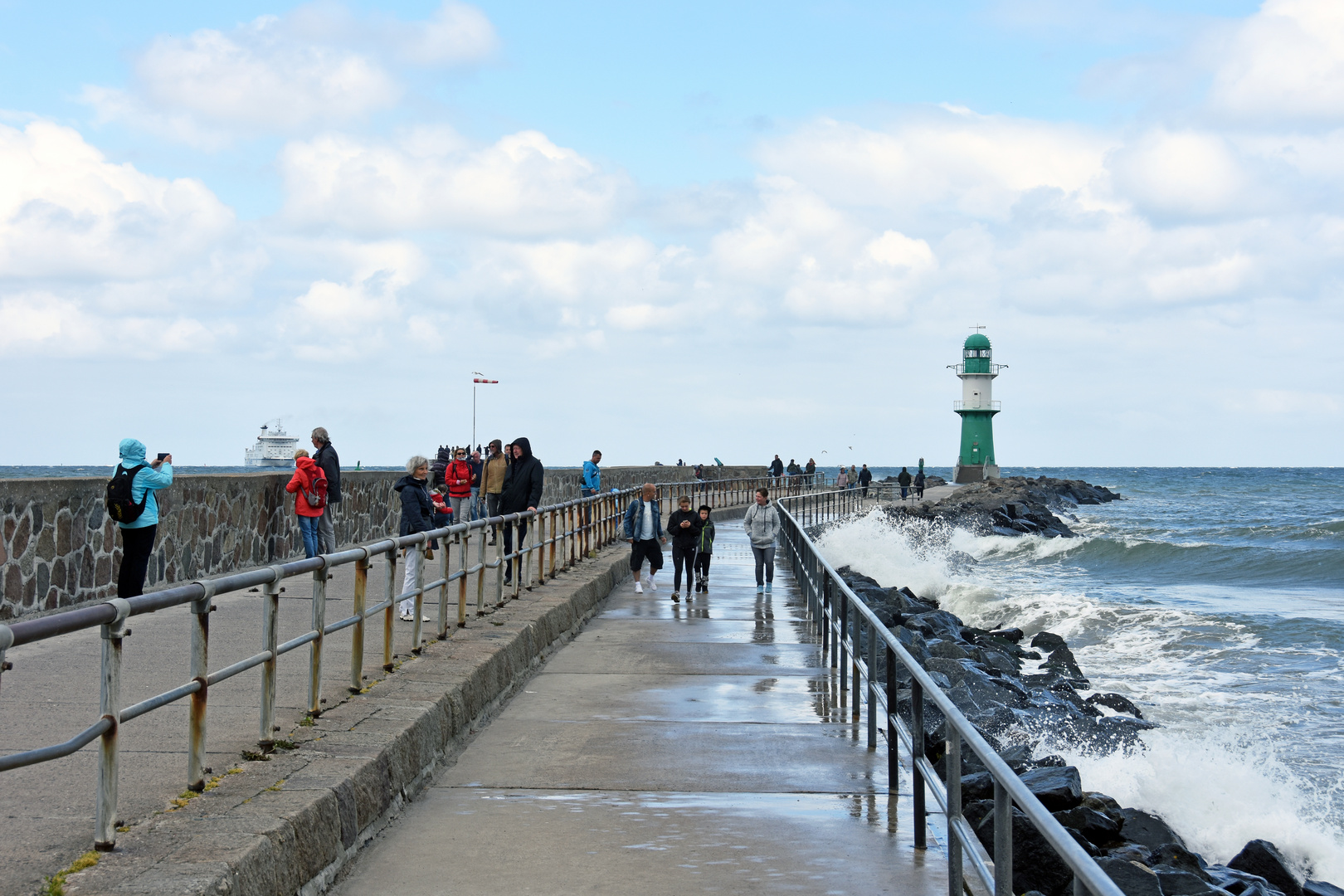 Die Warnemünder Westmole zur Warnemünder Woche 2019