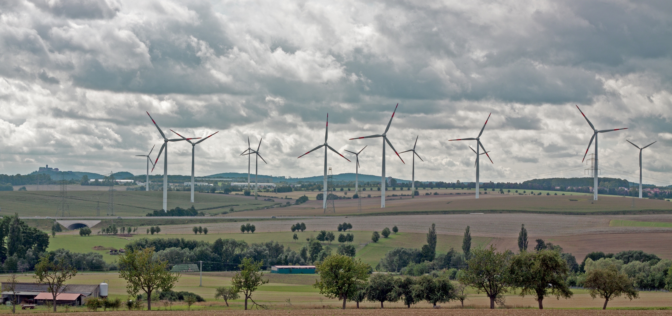 Die Wartburg im Griff der Windräder