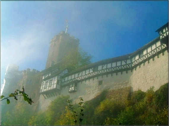 Die Wartburg im Morgendunst