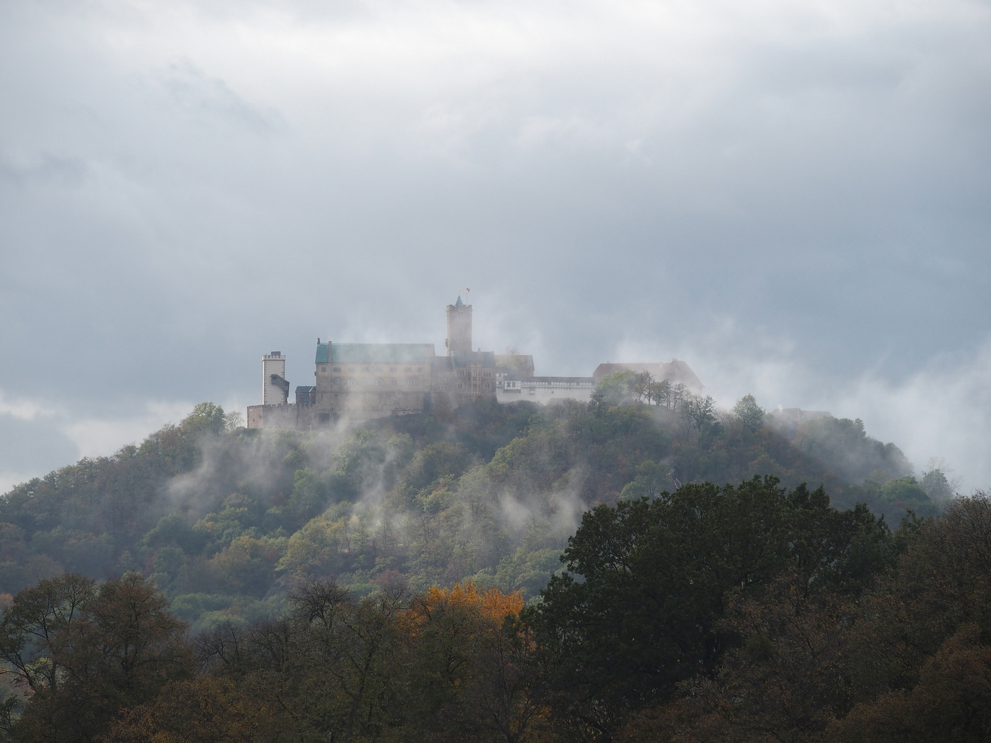 Die Wartburg im Nebel